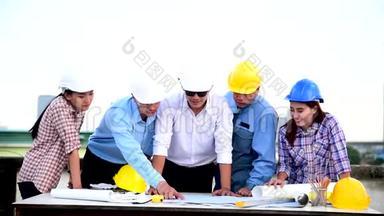 施工工程师团队合作安全套装信任团队在施工现场持有白色黄色安全安全帽安全设备
